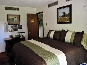 Lazy T Ranch Guest House Manhattan Bagian luar foto