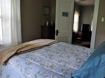 Lazy T Ranch Guest House Manhattan Bagian luar foto
