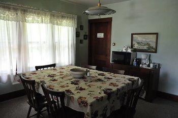 Lazy T Ranch Guest House Manhattan Bagian luar foto
